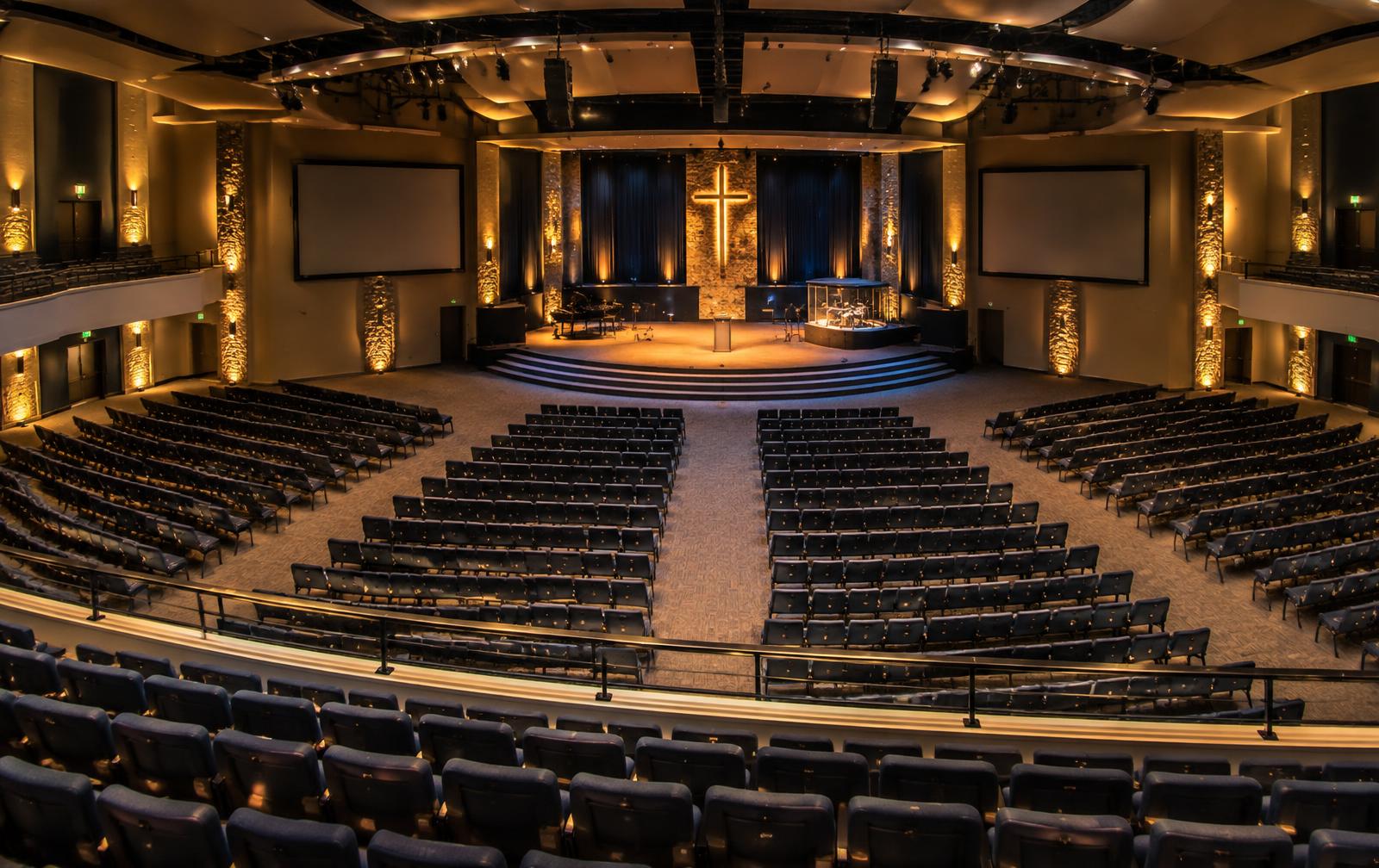 Auditório de igreja com centenas de assentos
